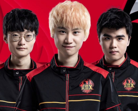 游泳池边的 游泳池边的