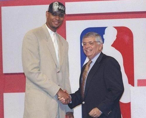 由于伤病困 由于伤病困